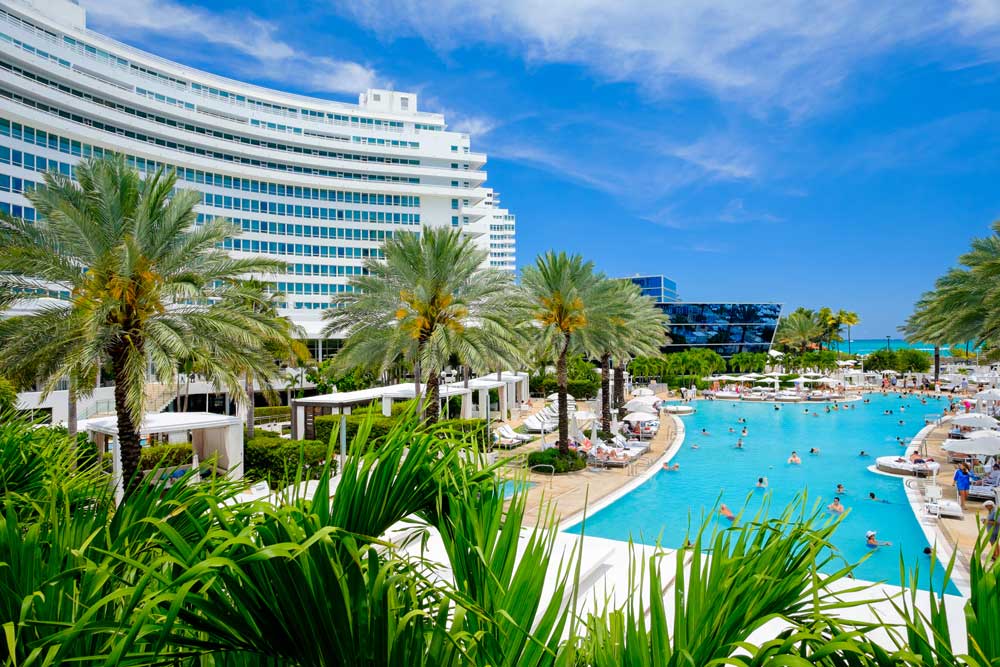 Fontainebleau Hotel Swimmin Pool in front of the beach